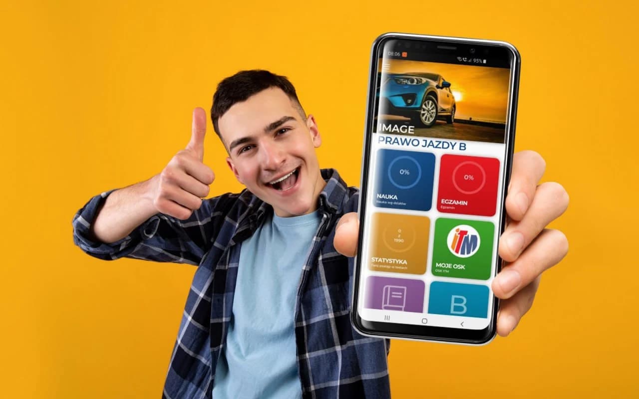 Kursant prezentujący aplikację IMAGE Prawo Jazdy na telefonie